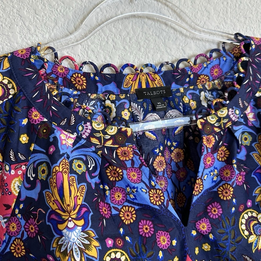 Talbots Poplin Top Women's XS Navy Balloon Sleeve Medallion Print V-Neck‎ NEW - Picture 4 of 7